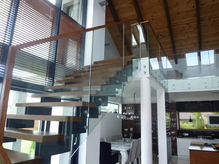 Nowoczesne schody i balustrady – jak nadać wnętrzu prestiżowy charakter